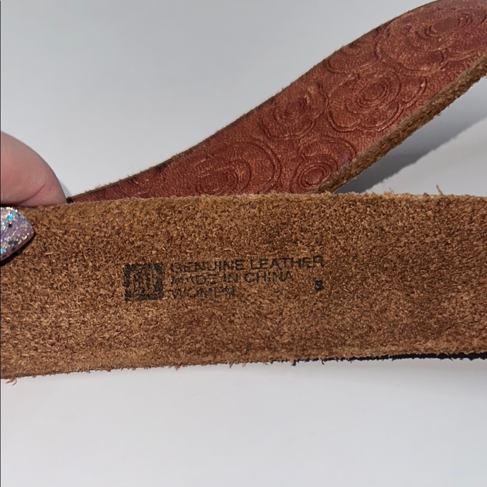 Brown Leather Belt with Embossed Flower Pattern - Picture 4 of 5